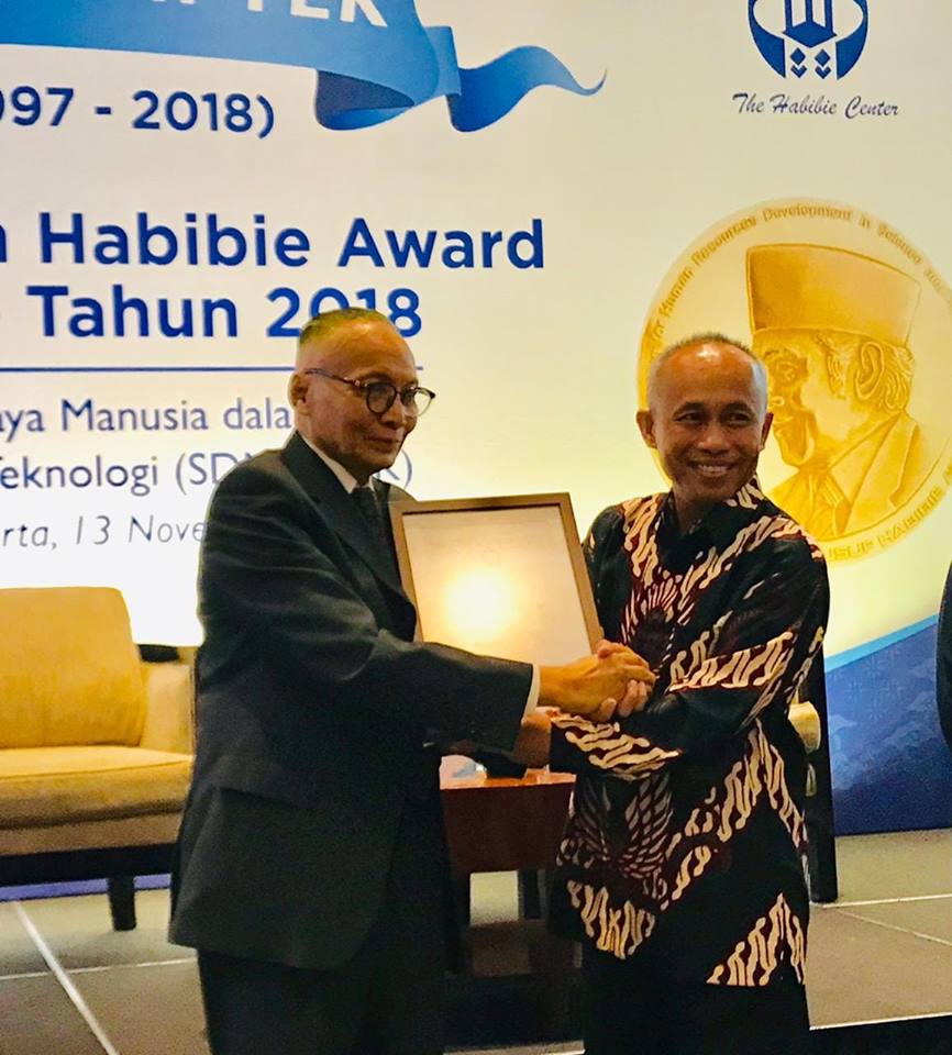 Prof.Mikrajuddin Abdullah Penerima Habibie Award 2018