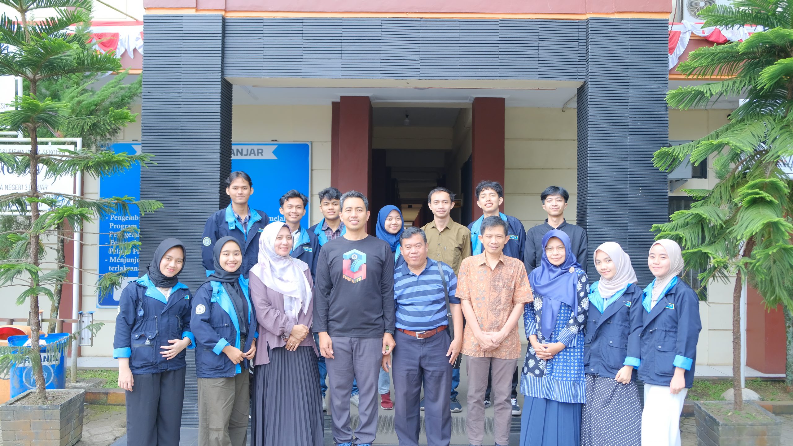 Kolaborasi Kimia FMIPA ITB bersama komunitas kimiawan wilayah Jawa Barat dan mahasiswa kimia mengenalkan praktikum kimia aplikatif, safety laboratorium ke SMAN 3 Banjar